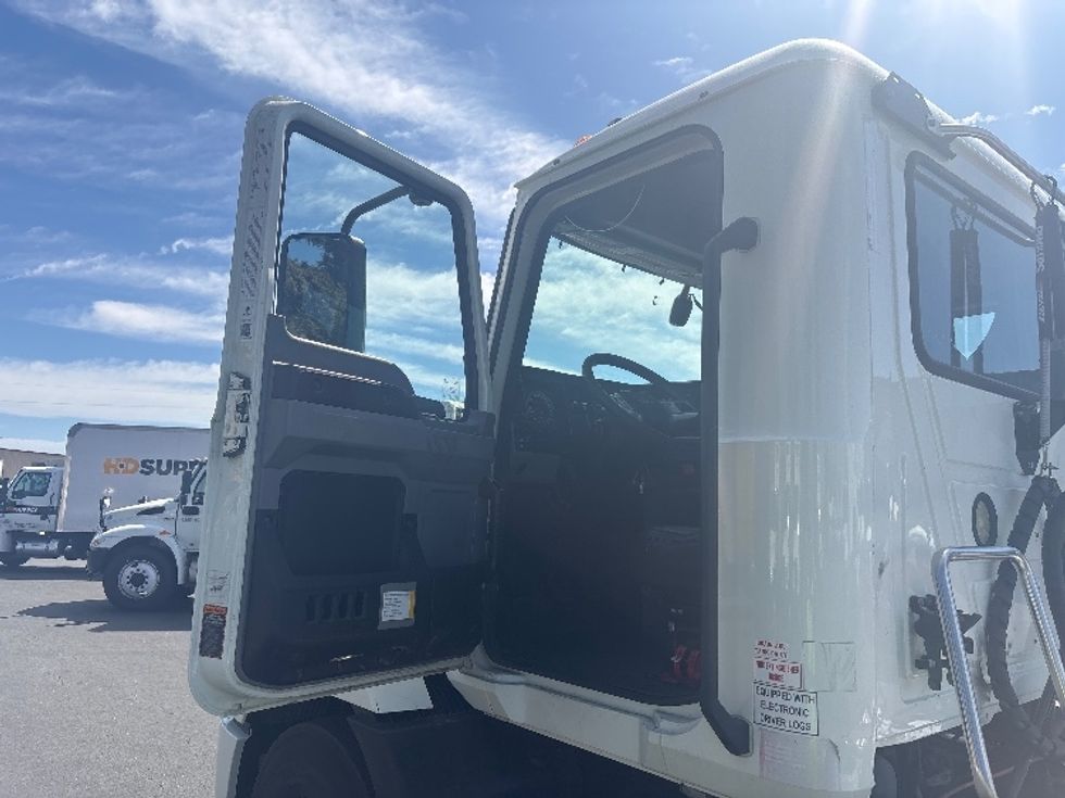 Day Cab Tractor-Heavy Duty Tractors-Mack-2022-ANTHEM-West Sacramento-CA-216,382\n\t\tmiles-$ 60,250 - Image 9