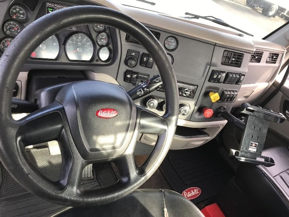 Day Cab Tractor-Heavy Duty Tractors-Peterbilt-2019-579-Charlotte-NC-332,756\n\t\tmiles-$ 33,500 - Image 11