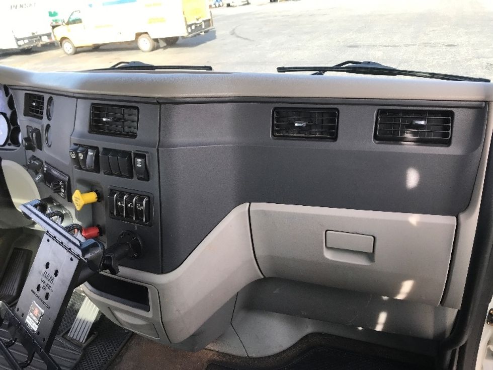 Day Cab Tractor-Heavy Duty Tractors-Peterbilt-2019-579-Charlotte-NC-332,756\n\t\tmiles-$ 33,500 - Image 13