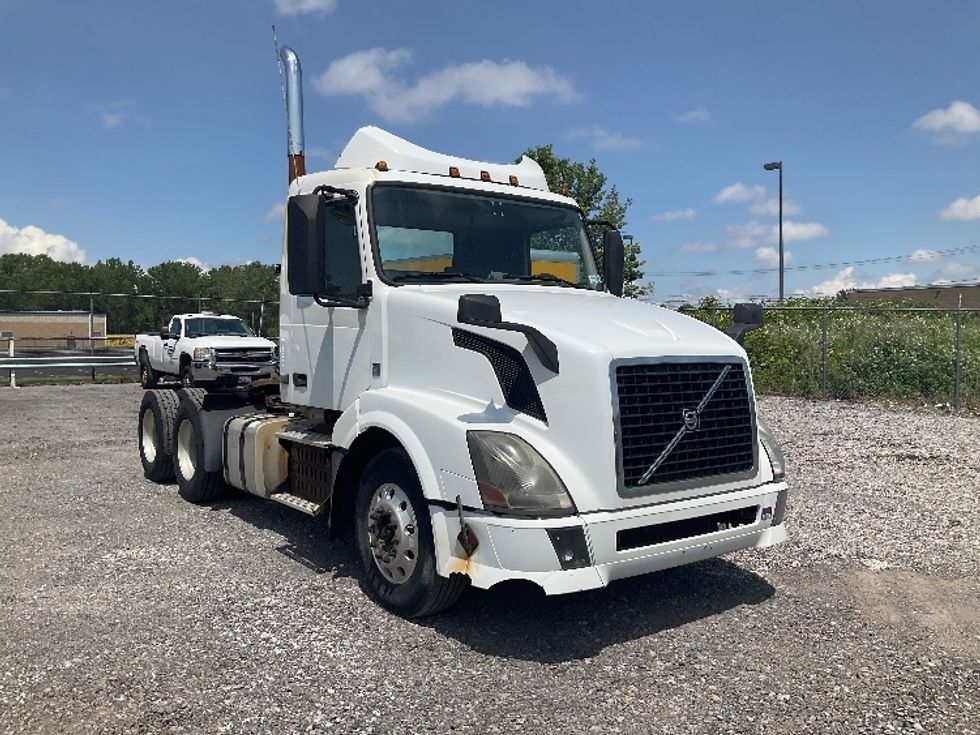 Day Cab Tractor-Heavy Duty Tractors-Volvo-2012-VNL64T300-Buffalo-NY-374,955\n\t\tmiles-$ 16,000 - Image 1