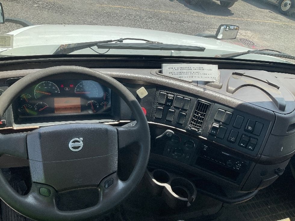 Day Cab Tractor-Heavy Duty Tractors-Volvo-2012-VNL64T300-Buffalo-NY-374,955\n\t\tmiles-$ 16,000 - Image 10
