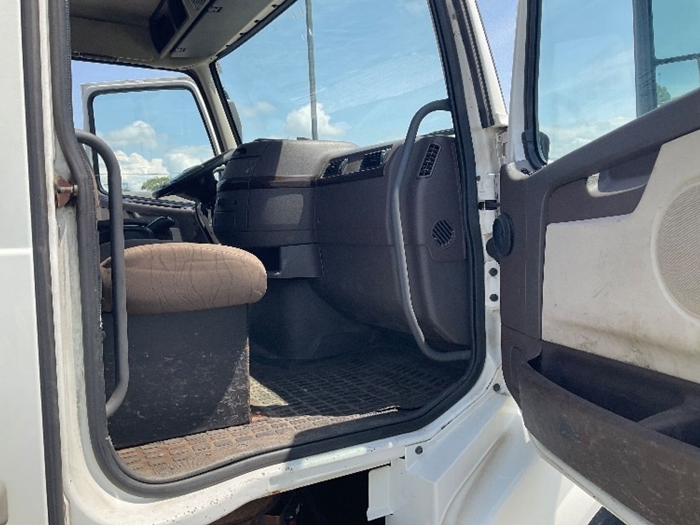 Day Cab Tractor-Heavy Duty Tractors-Volvo-2012-VNL64T300-Buffalo-NY-374,955\n\t\tmiles-$ 16,000 - Image 11