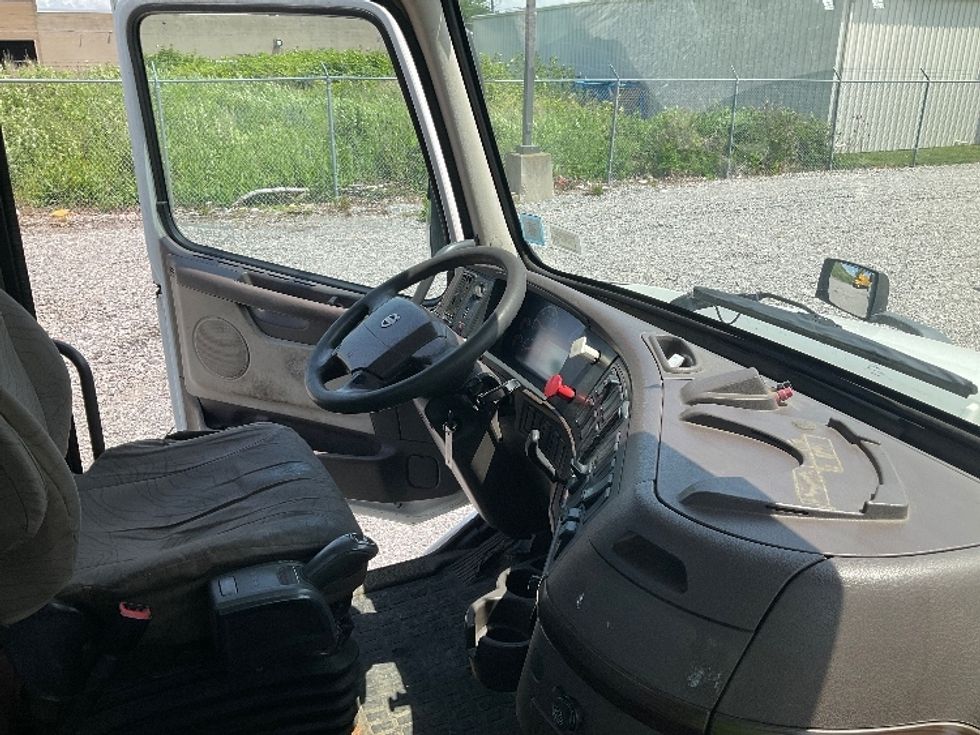 Day Cab Tractor-Heavy Duty Tractors-Volvo-2012-VNL64T300-Buffalo-NY-374,955\n\t\tmiles-$ 16,000 - Image 13