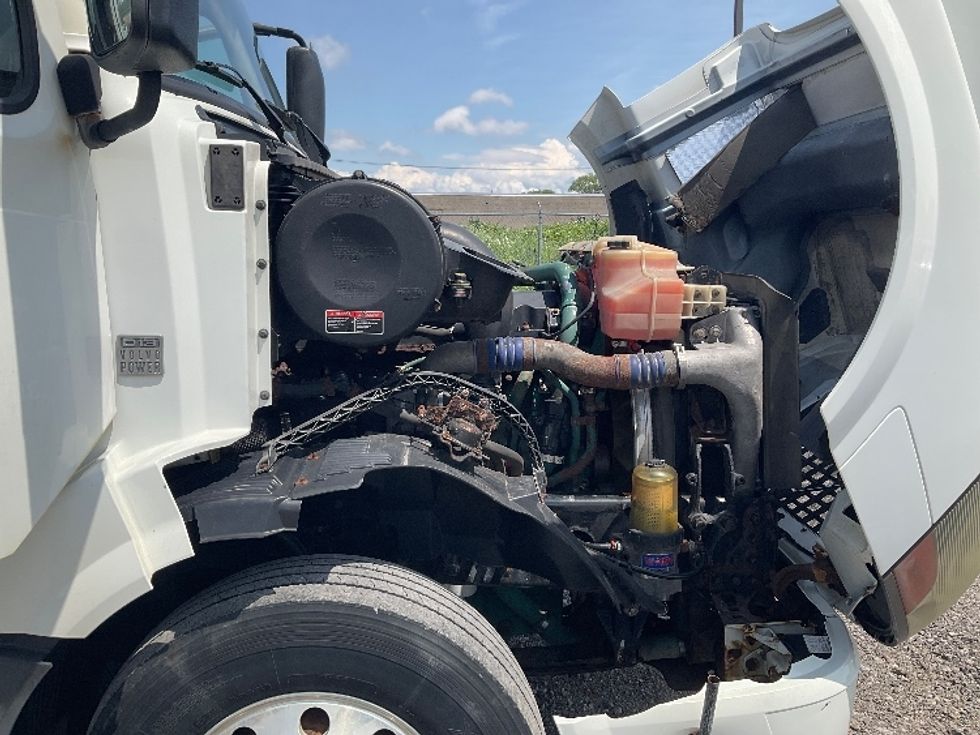 Day Cab Tractor-Heavy Duty Tractors-Volvo-2012-VNL64T300-Buffalo-NY-374,955\n\t\tmiles-$ 16,000 - Image 14