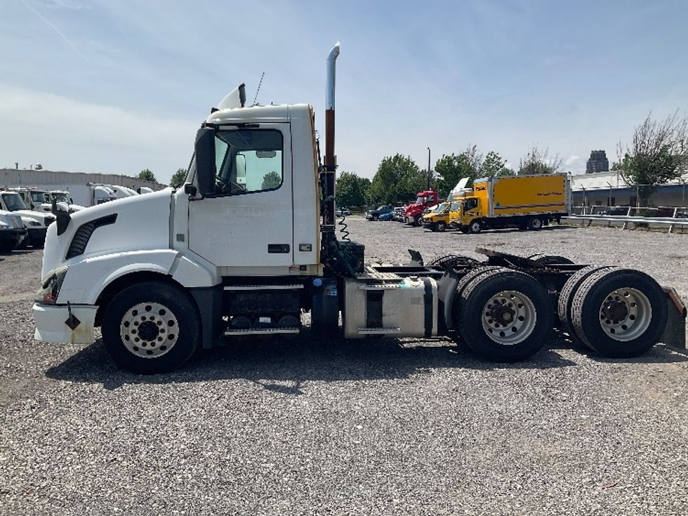 Day Cab Tractor-Heavy Duty Tractors-Volvo-2012-VNL64T300-Buffalo-NY-374,955\n\t\tmiles-$ 16,000 - Image 4