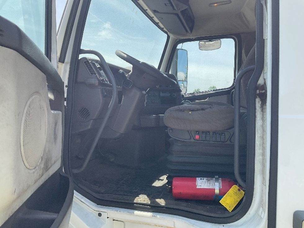 Day Cab Tractor-Heavy Duty Tractors-Volvo-2012-VNL64T300-Buffalo-NY-374,955\n\t\tmiles-$ 16,000 - Image 8