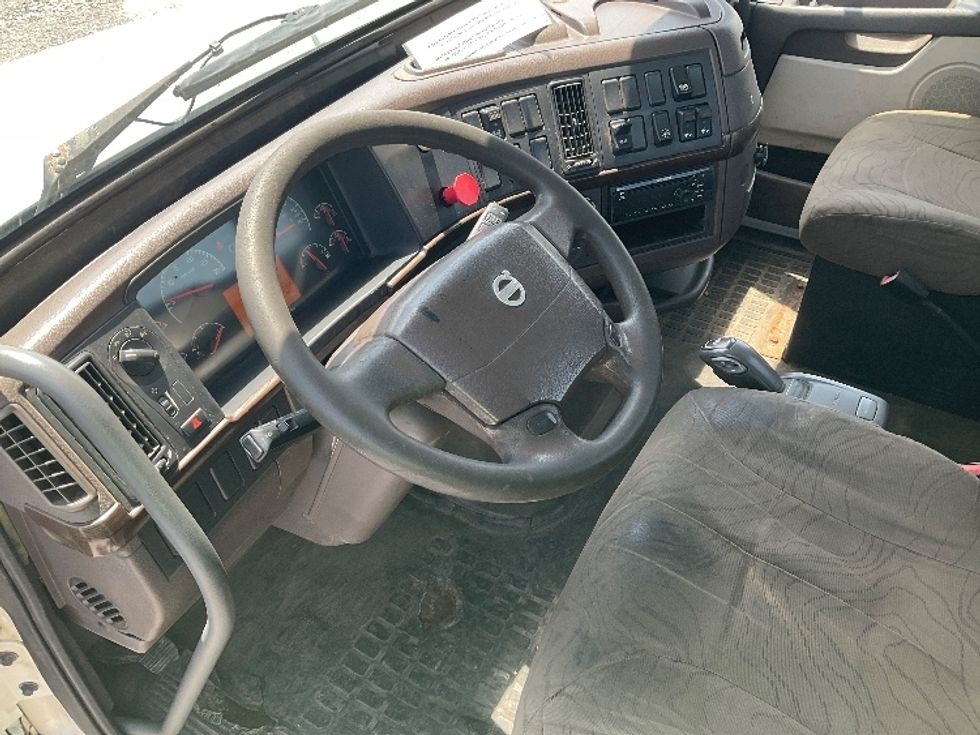 Day Cab Tractor-Heavy Duty Tractors-Volvo-2012-VNL64T300-Buffalo-NY-374,955\n\t\tmiles-$ 16,000 - Image 9