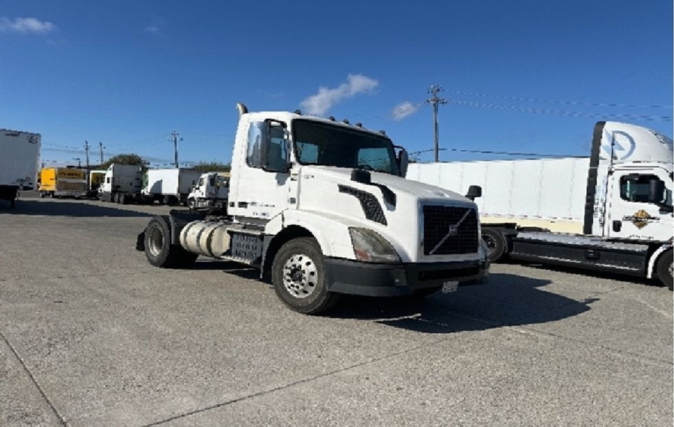 Day Cab Tractor-Heavy Duty Tractors-Volvo-2015-VNL42300-West Sacramento-CA-338,113\n\t\tmiles-$ 17,500 - Image 1