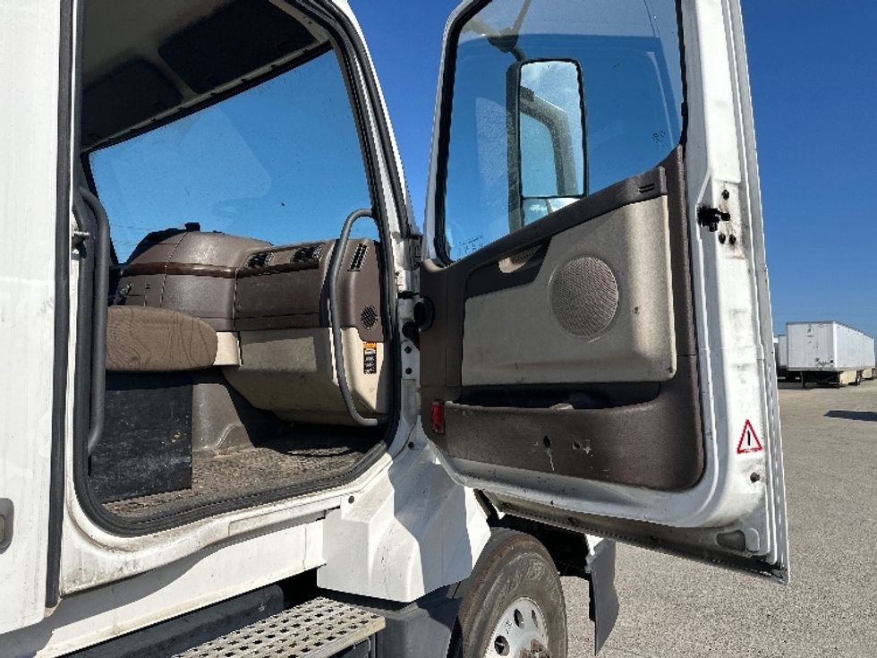 Day Cab Tractor-Heavy Duty Tractors-Volvo-2015-VNL42300-West Sacramento-CA-338,113\n\t\tmiles-$ 17,500 - Image 11