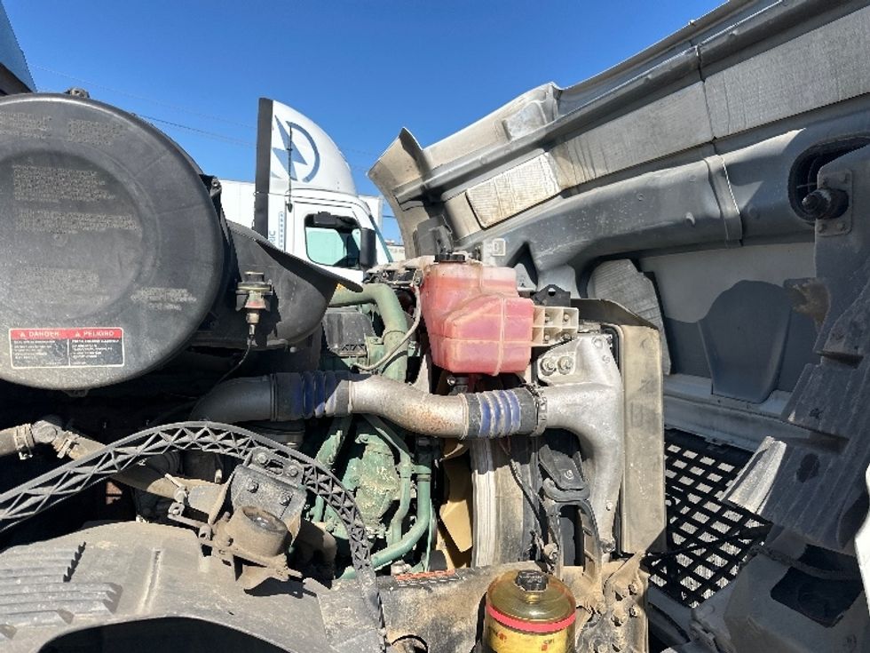 Day Cab Tractor-Heavy Duty Tractors-Volvo-2015-VNL42300-West Sacramento-CA-338,113\n\t\tmiles-$ 17,500 - Image 14