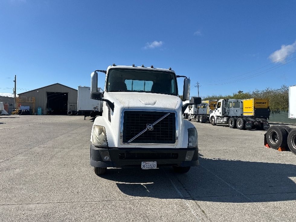 Day Cab Tractor-Heavy Duty Tractors-Volvo-2015-VNL42300-West Sacramento-CA-338,113\n\t\tmiles-$ 17,500 - Image 2