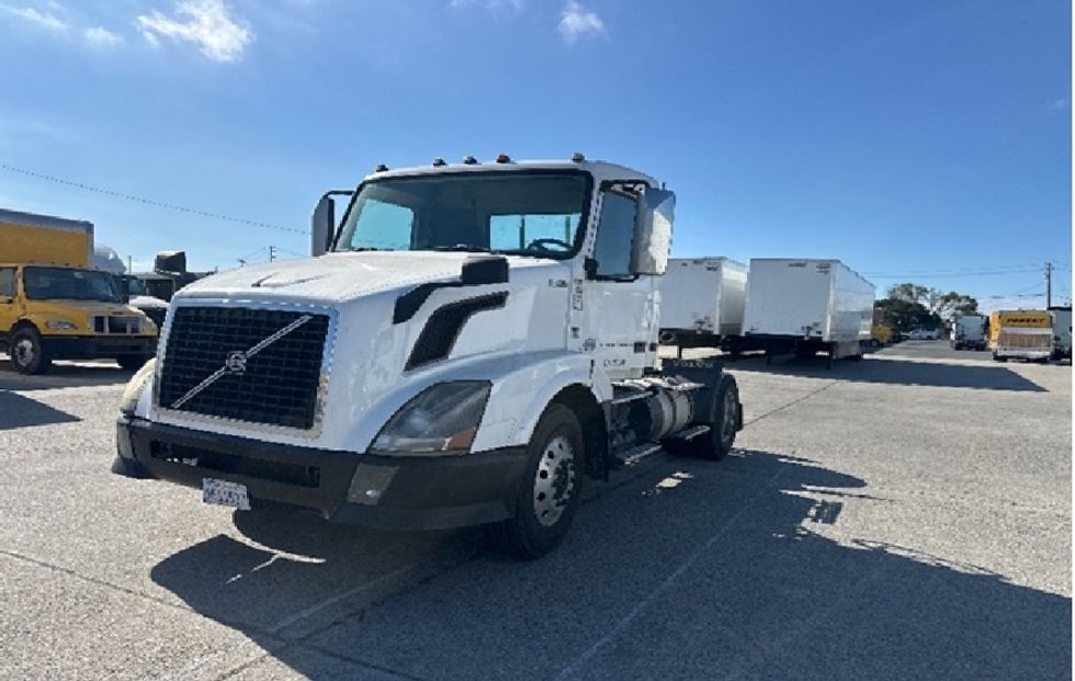 Day Cab Tractor-Heavy Duty Tractors-Volvo-2015-VNL42300-West Sacramento-CA-338,113\n\t\tmiles-$ 17,500 - Image 3