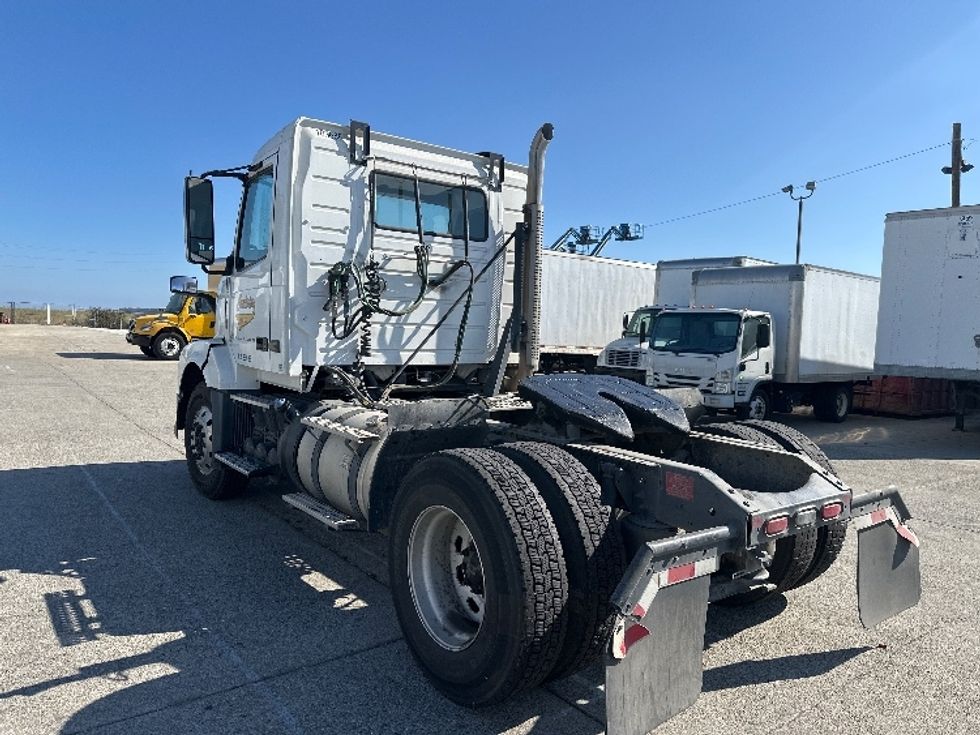 Day Cab Tractor-Heavy Duty Tractors-Volvo-2015-VNL42300-West Sacramento-CA-338,113\n\t\tmiles-$ 17,500 - Image 5
