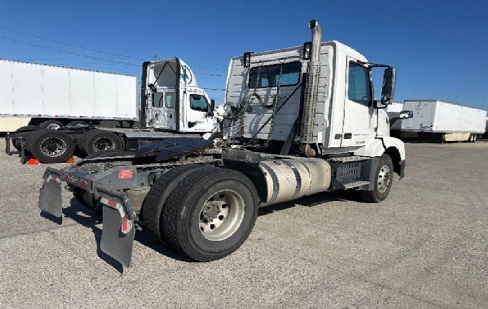 Day Cab Tractor-Heavy Duty Tractors-Volvo-2015-VNL42300-West Sacramento-CA-338,113\n\t\tmiles-$ 17,500 - Image 7