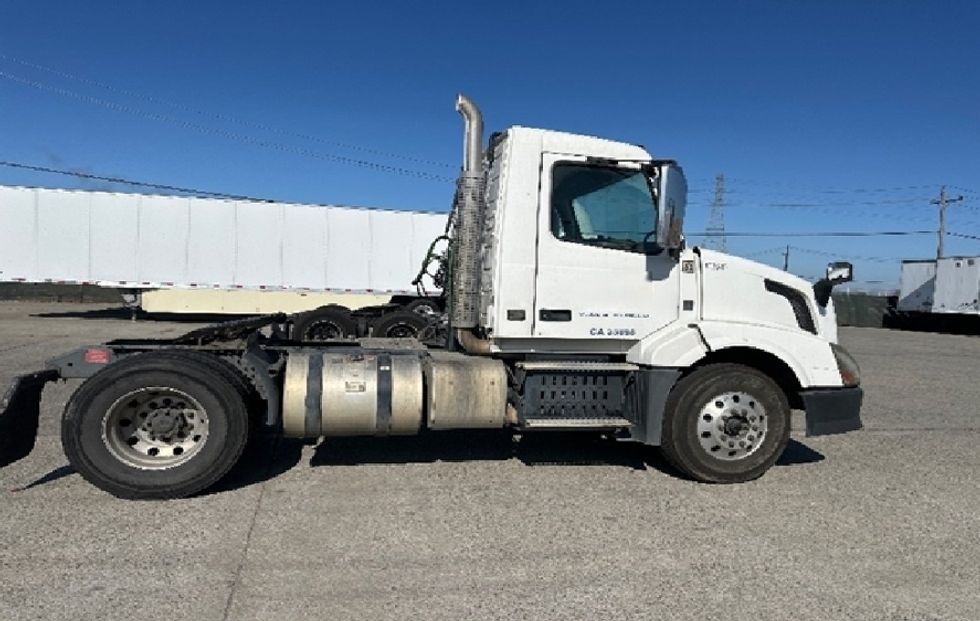 Day Cab Tractor-Heavy Duty Tractors-Volvo-2015-VNL42300-West Sacramento-CA-338,113\n\t\tmiles-$ 17,500 - Image 8