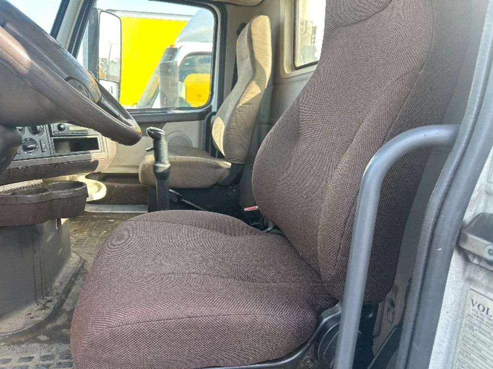 Day Cab Tractor-Heavy Duty Tractors-Volvo-2015-VNL42300-West Sacramento-CA-338,113\n\t\tmiles-$ 17,500 - Image 9