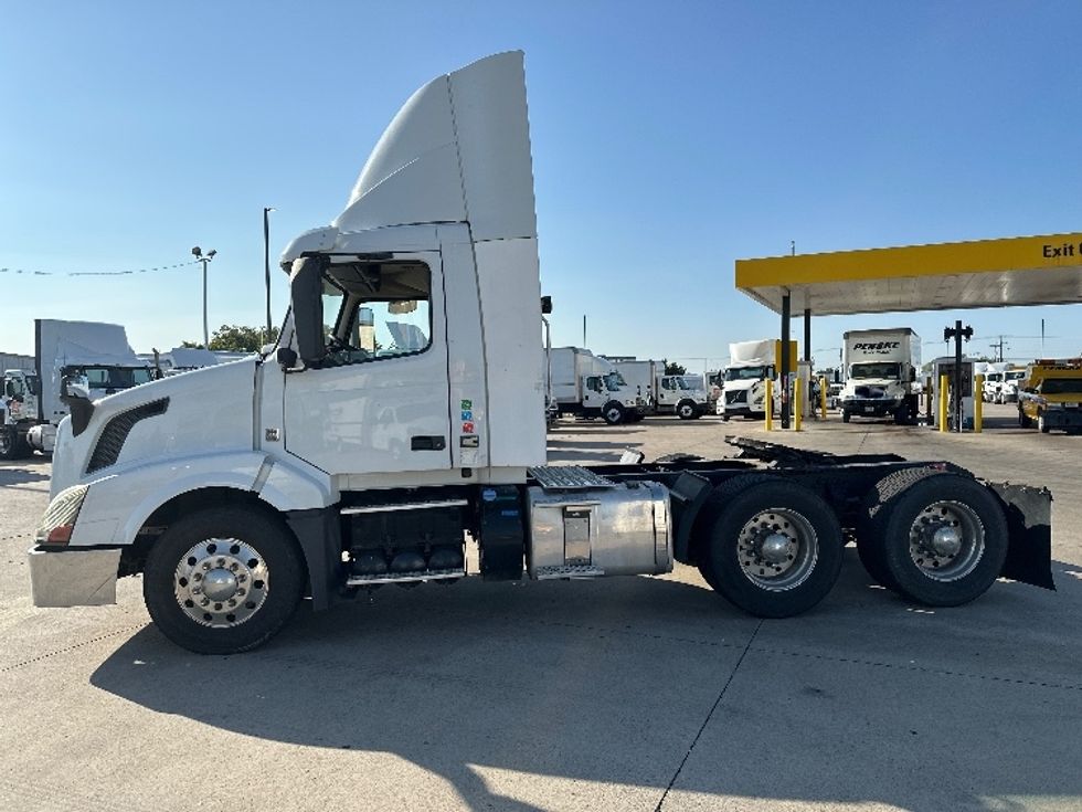 2015 Volvo Truck VNL photo 4