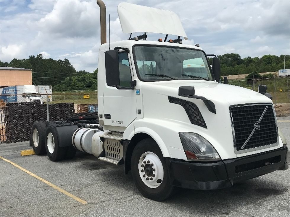 Day Cab Tractor-Heavy Duty Tractors-Volvo-2015-VNL64T300-Forest Park-GA-318,447 miles-$ 53,000