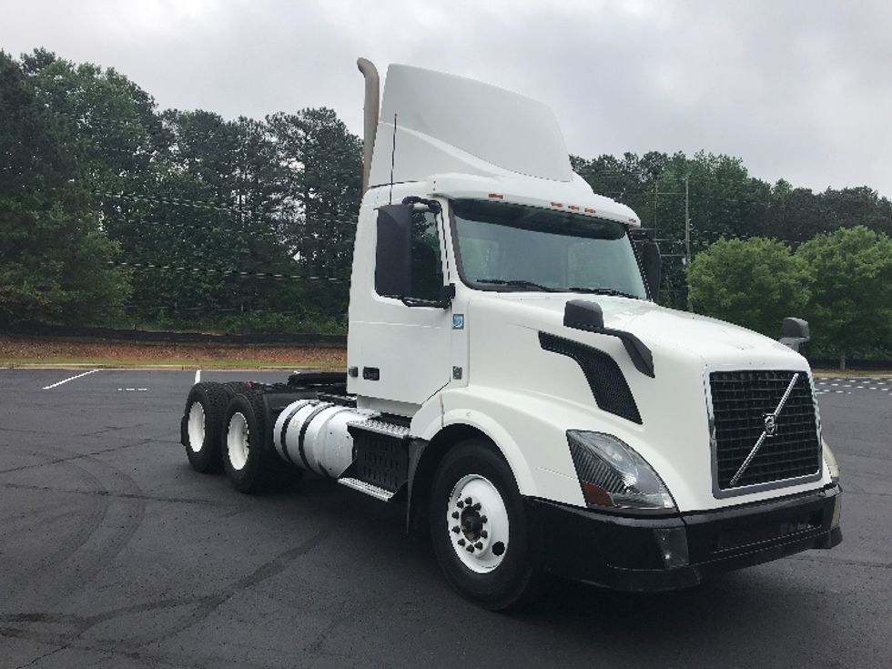 2015 Volvo VNL64T300 Day Cab Tractor