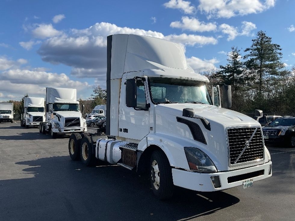 Day Cab Tractor-Heavy Duty Tractors-Volvo-2015-VNL64T300-Londonderry-NH-382,105\n\t\tmiles-$ 25,500 - Image 1