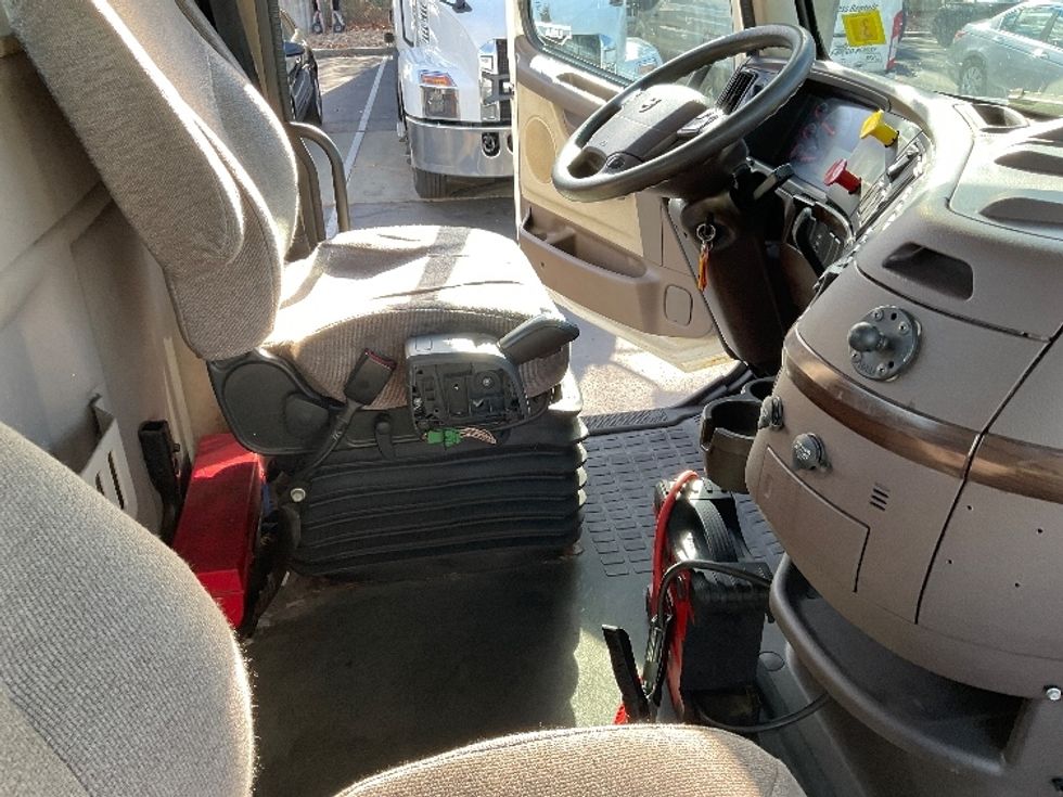 Day Cab Tractor-Heavy Duty Tractors-Volvo-2015-VNL64T300-Londonderry-NH-382,105\n\t\tmiles-$ 25,500 - Image 11