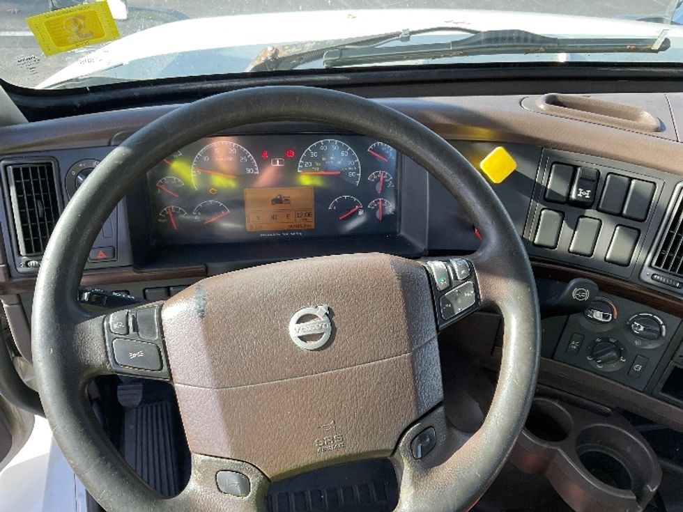 Day Cab Tractor-Heavy Duty Tractors-Volvo-2015-VNL64T300-Londonderry-NH-382,105\n\t\tmiles-$ 25,500 - Image 12