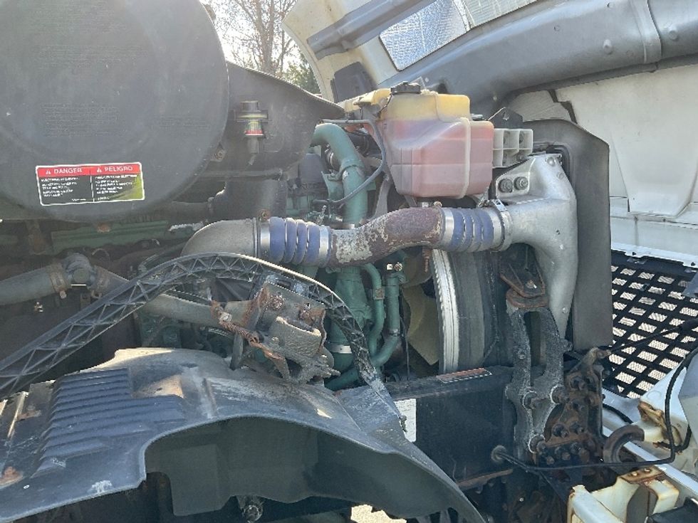 Day Cab Tractor-Heavy Duty Tractors-Volvo-2015-VNL64T300-Londonderry-NH-382,105\n\t\tmiles-$ 25,500 - Image 15