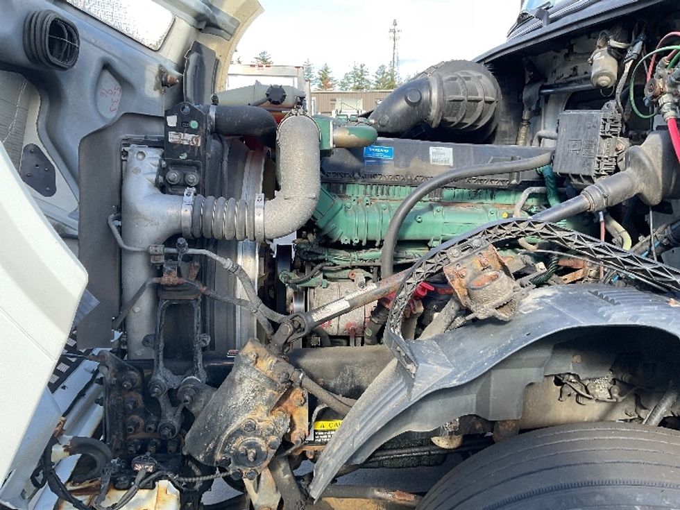 Day Cab Tractor-Heavy Duty Tractors-Volvo-2015-VNL64T300-Londonderry-NH-382,105\n\t\tmiles-$ 25,500 - Image 16