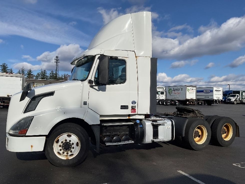 2015 Volvo Truck VNL photo 4