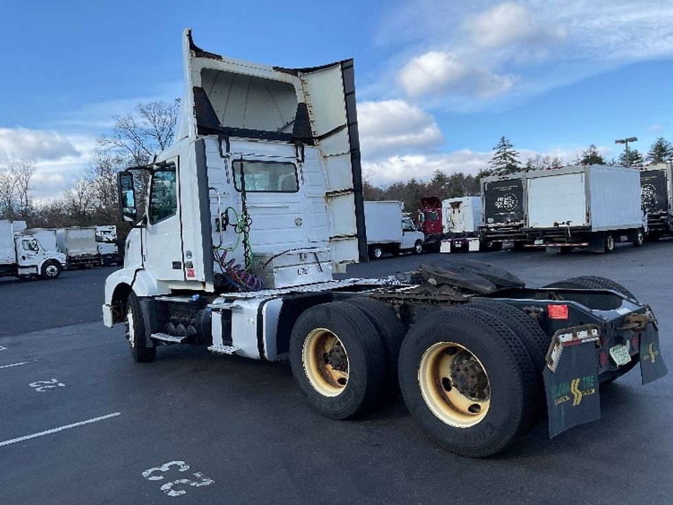 Day Cab Tractor-Heavy Duty Tractors-Volvo-2015-VNL64T300-Londonderry-NH-382,105\n\t\tmiles-$ 25,500 - Image 5
