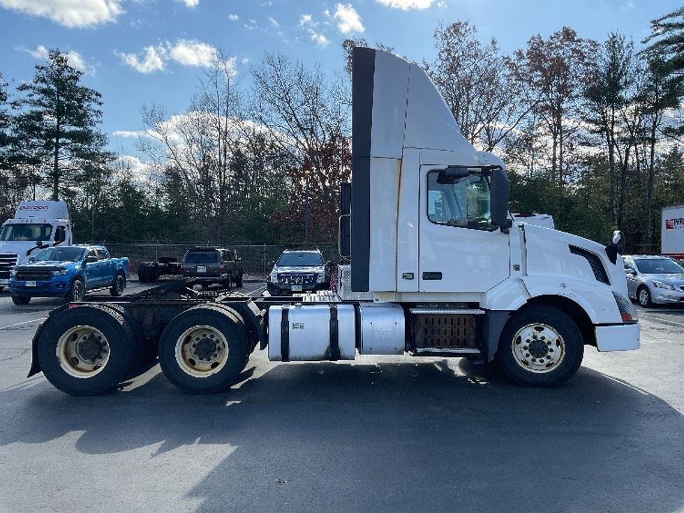 Day Cab Tractor-Heavy Duty Tractors-Volvo-2015-VNL64T300-Londonderry-NH-382,105\n\t\tmiles-$ 25,500 - Image 8