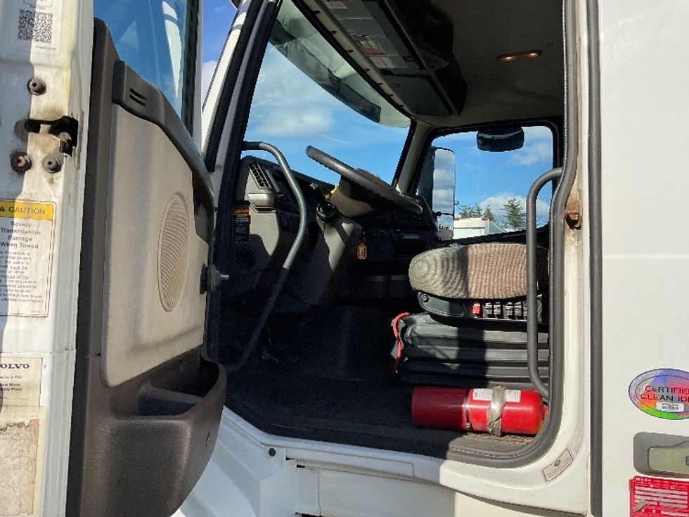 Day Cab Tractor-Heavy Duty Tractors-Volvo-2015-VNL64T300-Londonderry-NH-382,105\n\t\tmiles-$ 25,500 - Image 9