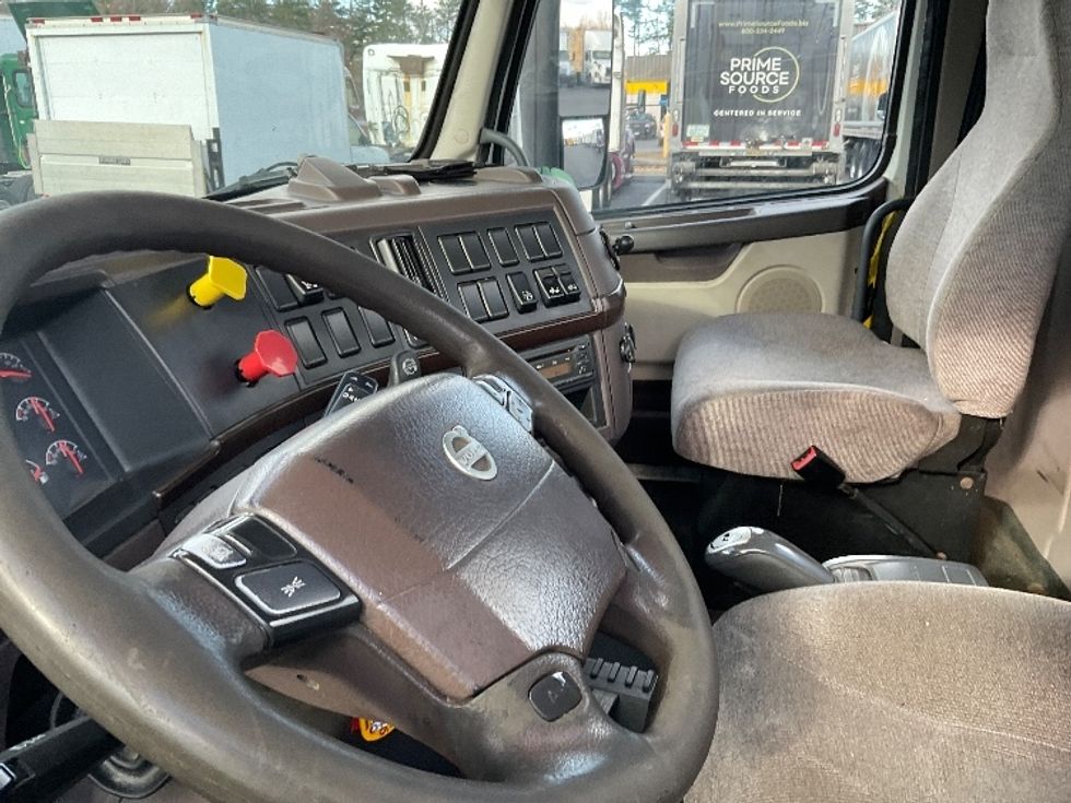 Day Cab Tractor-Heavy Duty Tractors-Volvo-2015-VNL64T300-Londonderry-NH-394,040\n\t\tmiles-$ 21,750 - Image 10