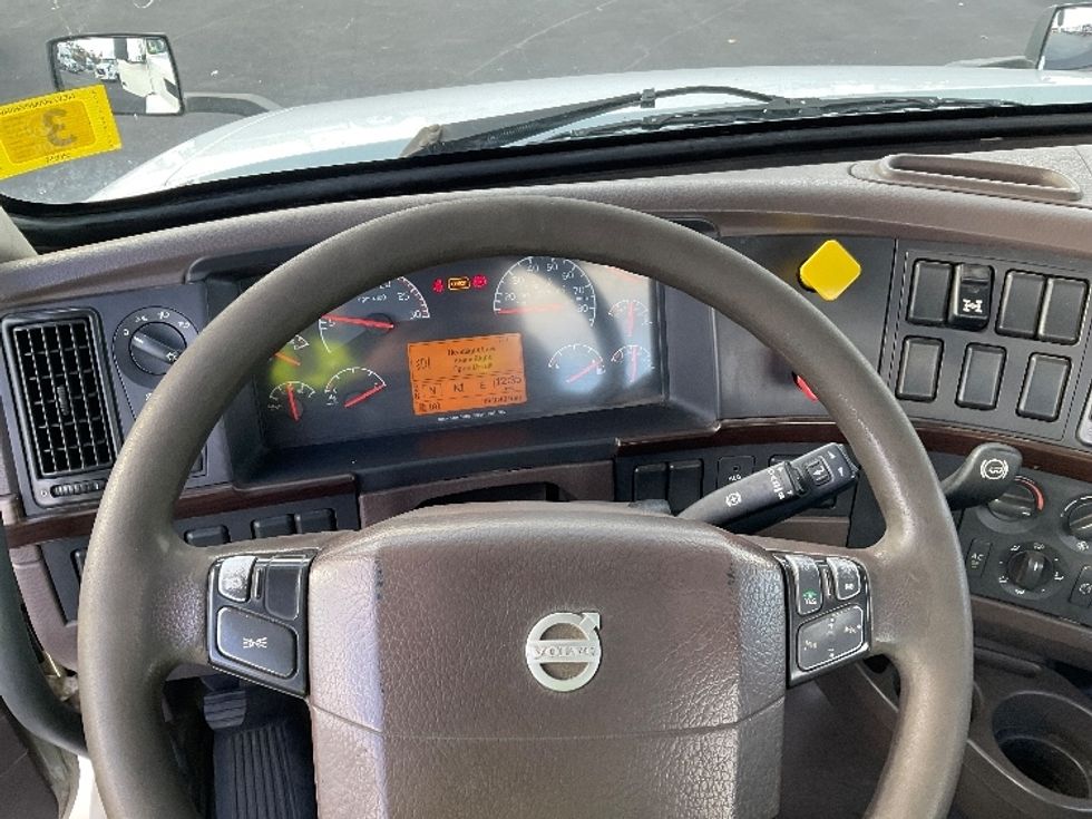 Day Cab Tractor-Heavy Duty Tractors-Volvo-2015-VNL64T300-Londonderry-NH-394,040\n\t\tmiles-$ 21,750 - Image 11