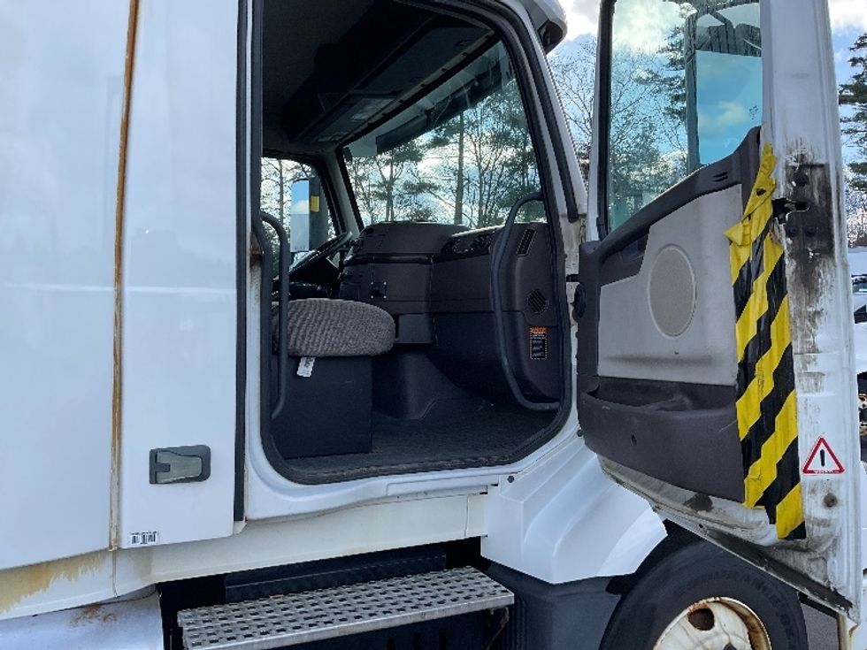 Day Cab Tractor-Heavy Duty Tractors-Volvo-2015-VNL64T300-Londonderry-NH-394,040\n\t\tmiles-$ 21,750 - Image 12