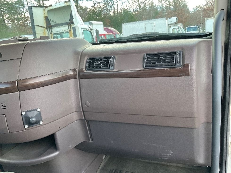 Day Cab Tractor-Heavy Duty Tractors-Volvo-2015-VNL64T300-Londonderry-NH-394,040\n\t\tmiles-$ 21,750 - Image 13