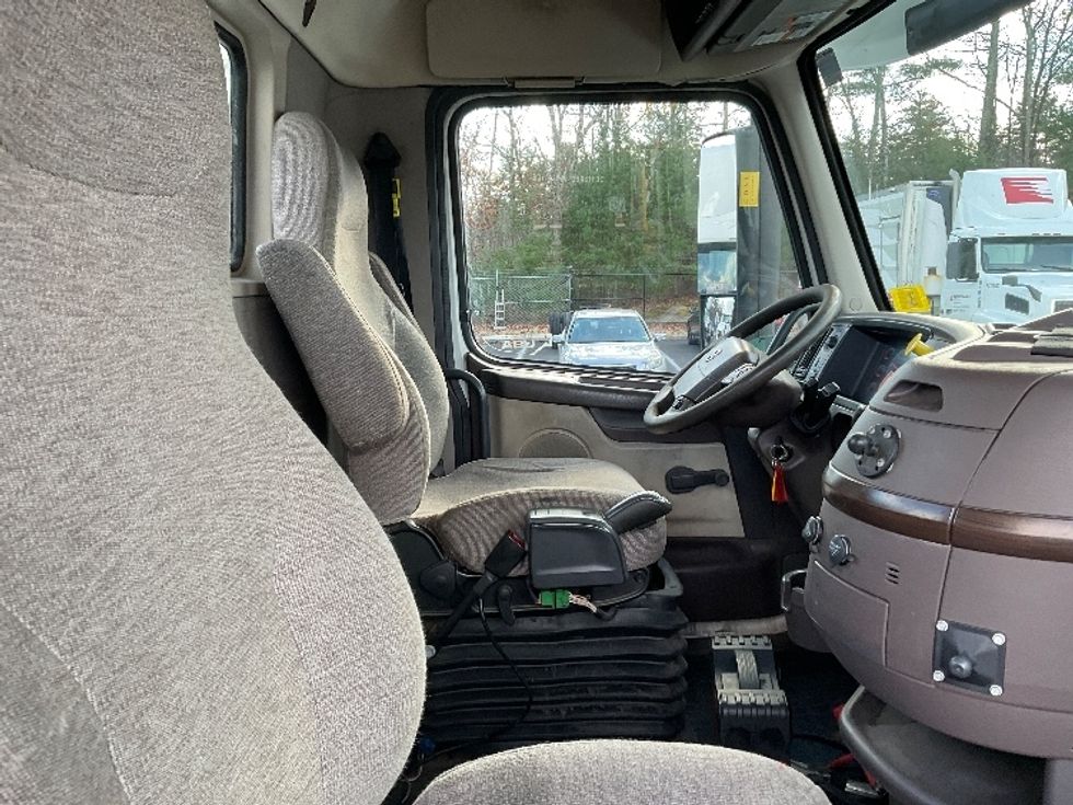 Day Cab Tractor-Heavy Duty Tractors-Volvo-2015-VNL64T300-Londonderry-NH-394,040\n\t\tmiles-$ 21,750 - Image 14