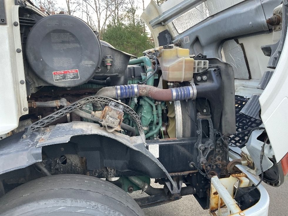 Day Cab Tractor-Heavy Duty Tractors-Volvo-2015-VNL64T300-Londonderry-NH-394,040\n\t\tmiles-$ 21,750 - Image 15