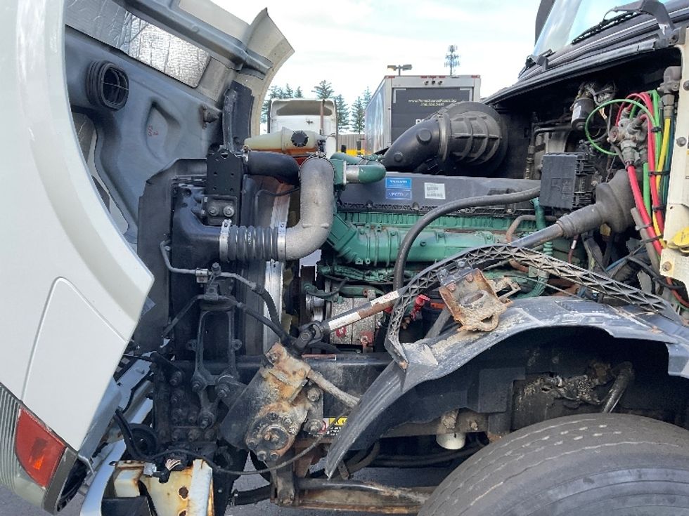 Day Cab Tractor-Heavy Duty Tractors-Volvo-2015-VNL64T300-Londonderry-NH-394,040\n\t\tmiles-$ 21,750 - Image 16