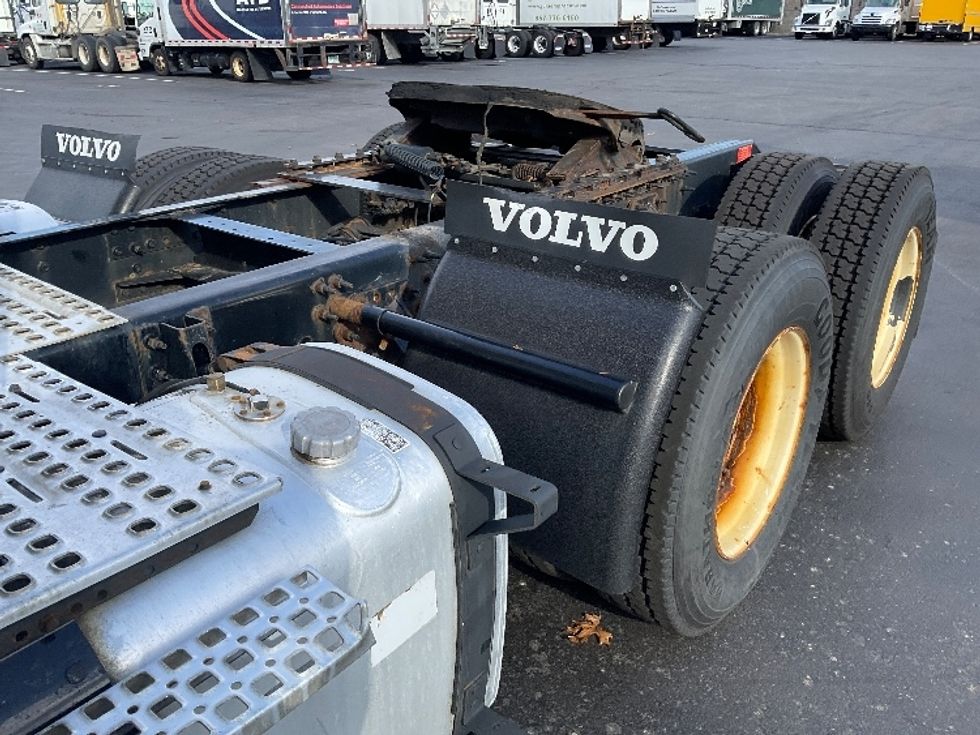 Day Cab Tractor-Heavy Duty Tractors-Volvo-2015-VNL64T300-Londonderry-NH-394,040\n\t\tmiles-$ 21,750 - Image 17