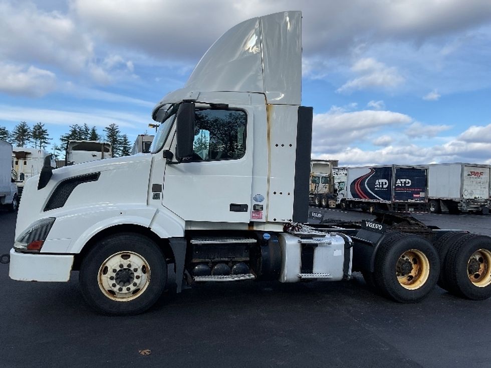 2015 Volvo Truck VNL photo 4