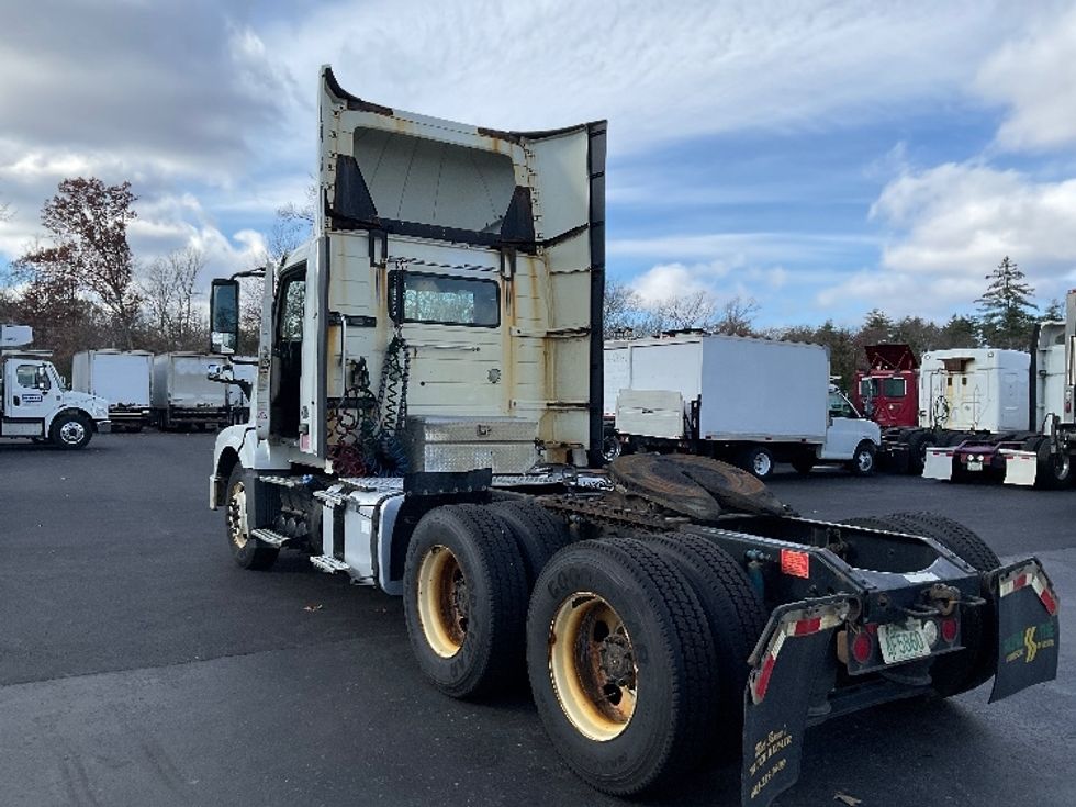 Day Cab Tractor-Heavy Duty Tractors-Volvo-2015-VNL64T300-Londonderry-NH-394,040\n\t\tmiles-$ 21,750 - Image 5