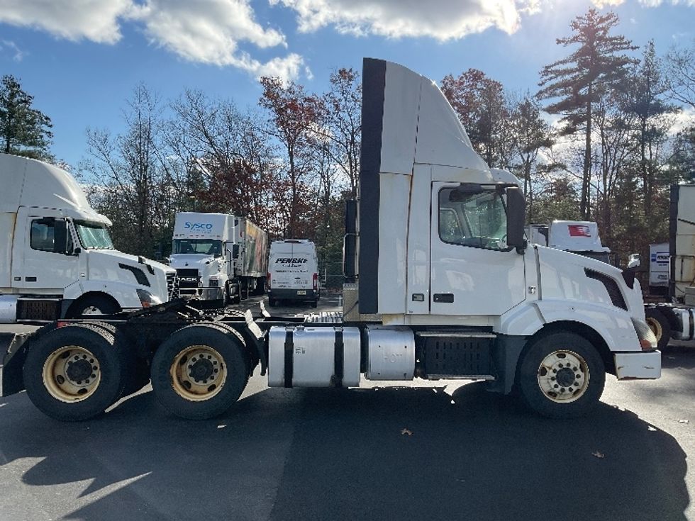 Day Cab Tractor-Heavy Duty Tractors-Volvo-2015-VNL64T300-Londonderry-NH-394,040\n\t\tmiles-$ 21,750 - Image 8