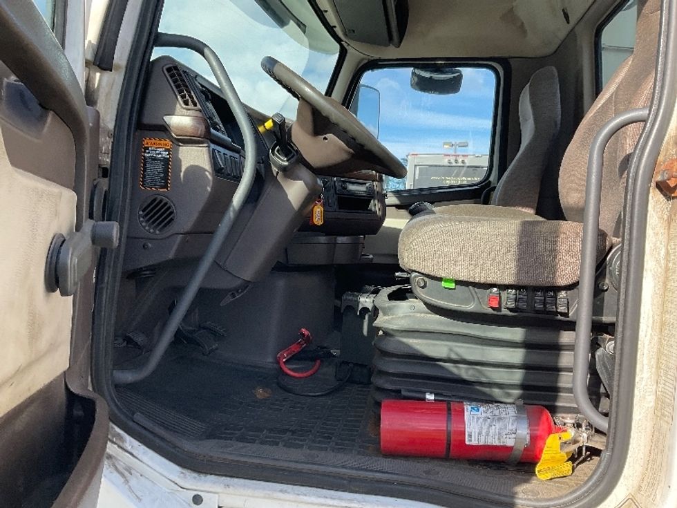 Day Cab Tractor-Heavy Duty Tractors-Volvo-2015-VNL64T300-Londonderry-NH-394,040\n\t\tmiles-$ 21,750 - Image 9