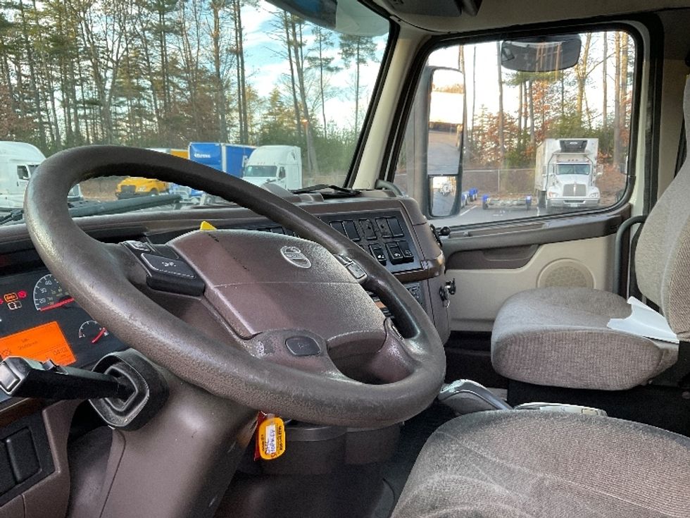 Day Cab Tractor-Heavy Duty Tractors-Volvo-2015-VNL64T300-Londonderry-NH-424,958\n\t\tmiles-$ 22,750 - Image 10