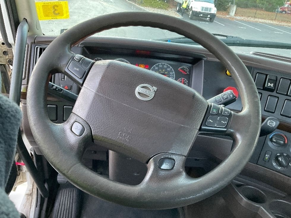 Day Cab Tractor-Heavy Duty Tractors-Volvo-2015-VNL64T300-Londonderry-NH-424,958\n\t\tmiles-$ 22,750 - Image 11