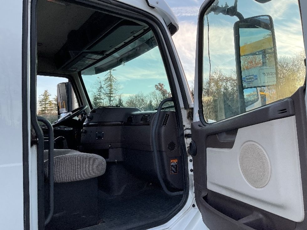 Day Cab Tractor-Heavy Duty Tractors-Volvo-2015-VNL64T300-Londonderry-NH-424,958\n\t\tmiles-$ 22,750 - Image 12
