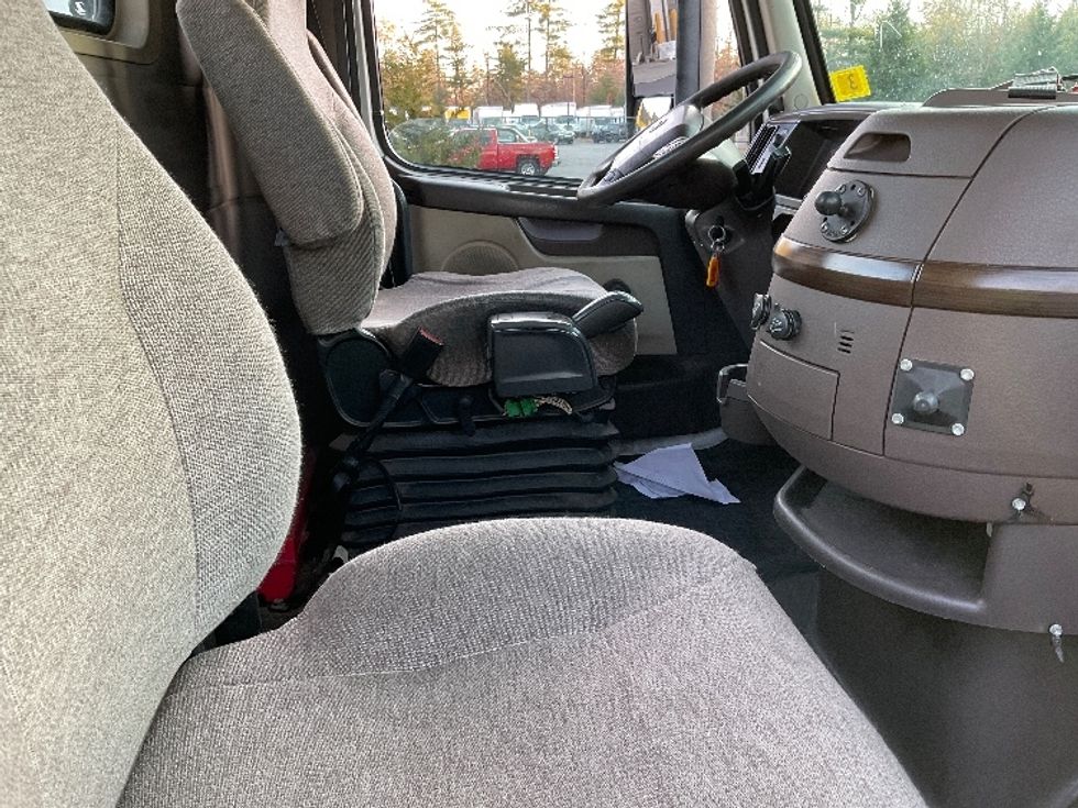 Day Cab Tractor-Heavy Duty Tractors-Volvo-2015-VNL64T300-Londonderry-NH-424,958\n\t\tmiles-$ 22,750 - Image 14