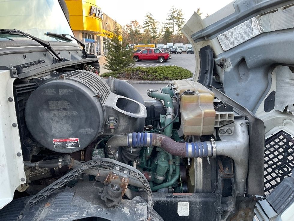 Day Cab Tractor-Heavy Duty Tractors-Volvo-2015-VNL64T300-Londonderry-NH-424,958\n\t\tmiles-$ 22,750 - Image 15