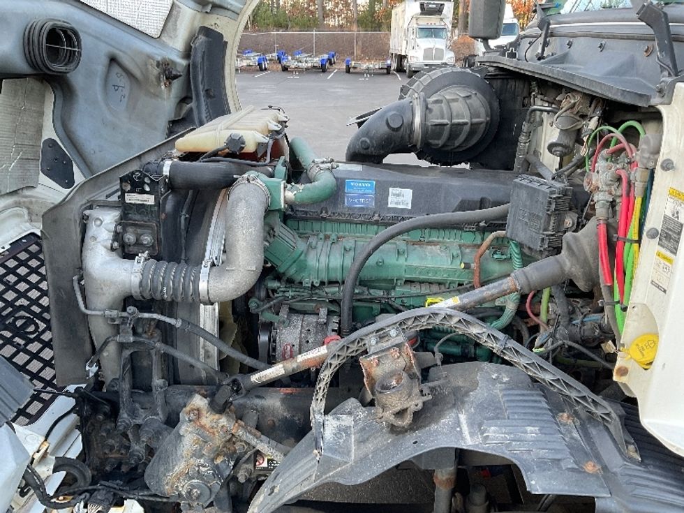 Day Cab Tractor-Heavy Duty Tractors-Volvo-2015-VNL64T300-Londonderry-NH-424,958\n\t\tmiles-$ 22,750 - Image 16